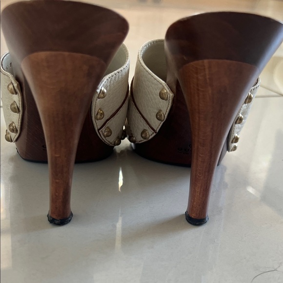 Gucci Women's Off-White Leather Mules with Gold Accent - Picture 4 of 6